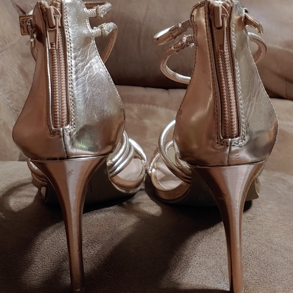 Dress. Sandals - Picture 3 of 5